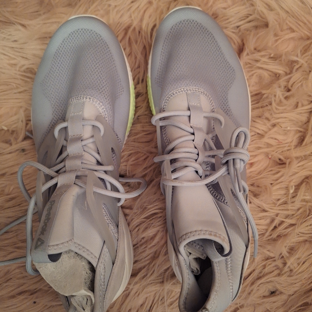 Gorgeous NEW Reebok women's Grey Sneakers Size 10